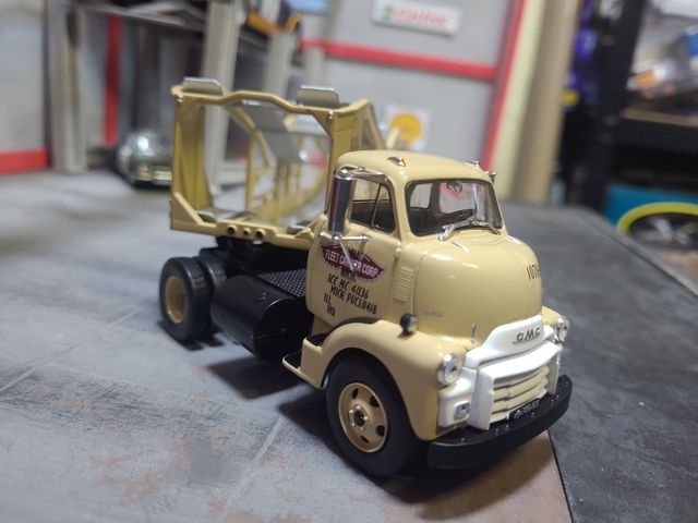 CAMIÃO TRANSPORTADOR AMERICANO