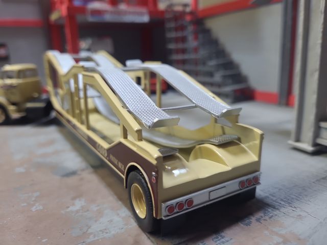 CAMIÃO TRANSPORTADOR AMERICANO