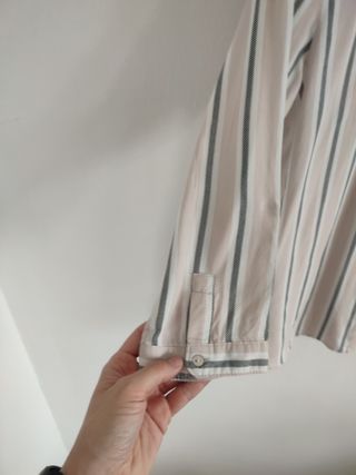 Camisa beige y gris Stradivarius