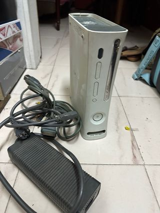Xbox 360 con 2 mandos y 2 juegos