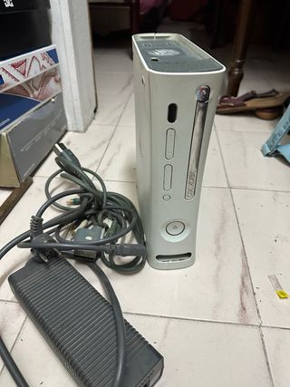 Xbox 360 con 2 mandos y 2 juegos