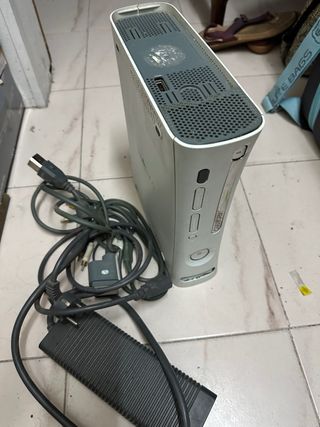 Xbox 360 con 2 mandos y 2 juegos