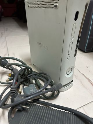 Xbox 360 con 2 mandos y 2 juegos
