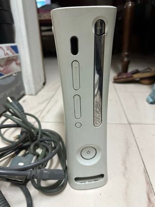 Xbox 360 con 2 mandos y 2 juegos