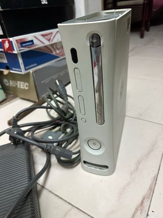 Xbox 360 con 2 mandos y 2 juegos