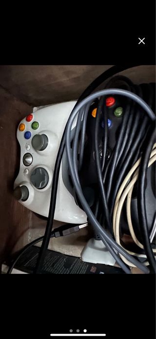 Xbox 360 con 2 mandos y 2 juegos