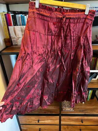 Falda burdeos raso fiestas o eventos con etiqueta