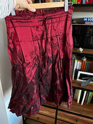 Falda burdeos raso fiestas o eventos con etiqueta