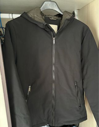 Giubbino da uomo nero con cappuccio