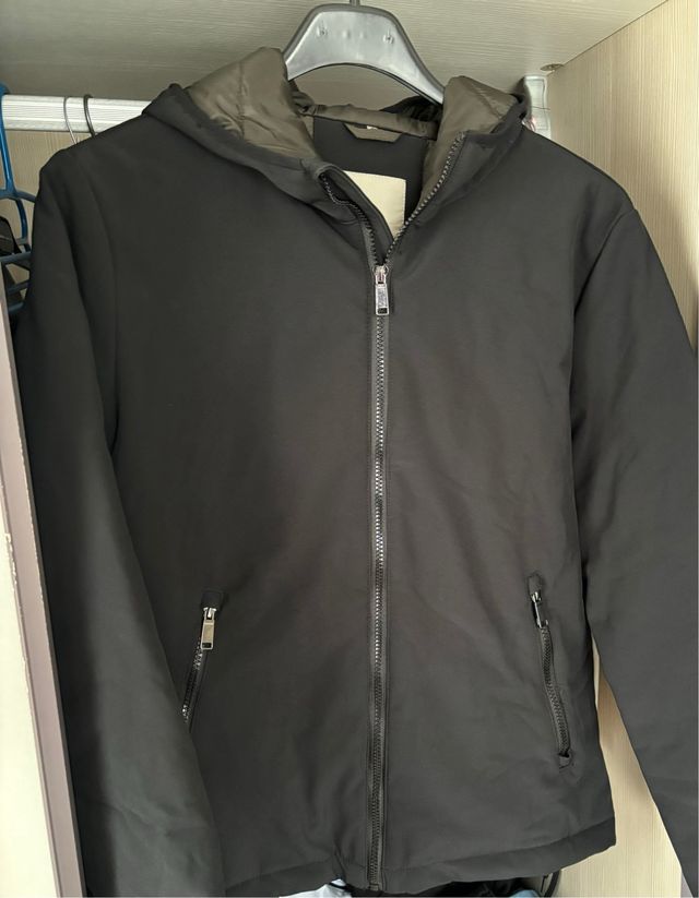 Giubbino da uomo nero con cappuccio