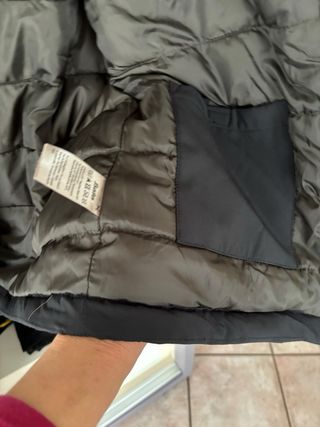 Giubbino da uomo nero con cappuccio