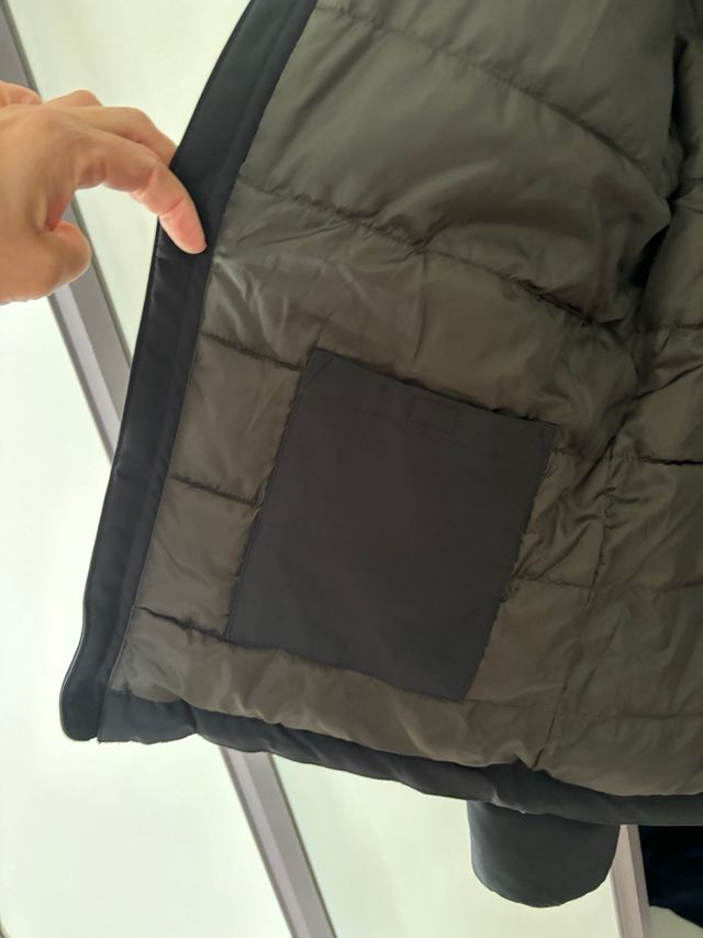 Giubbino da uomo nero con cappuccio