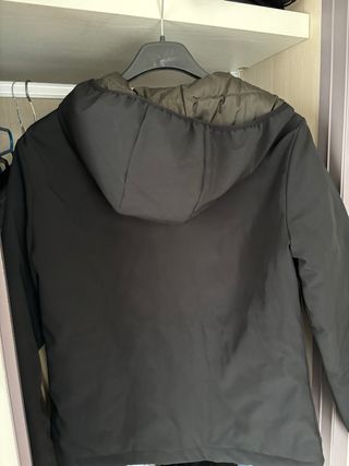 Giubbino da uomo nero con cappuccio