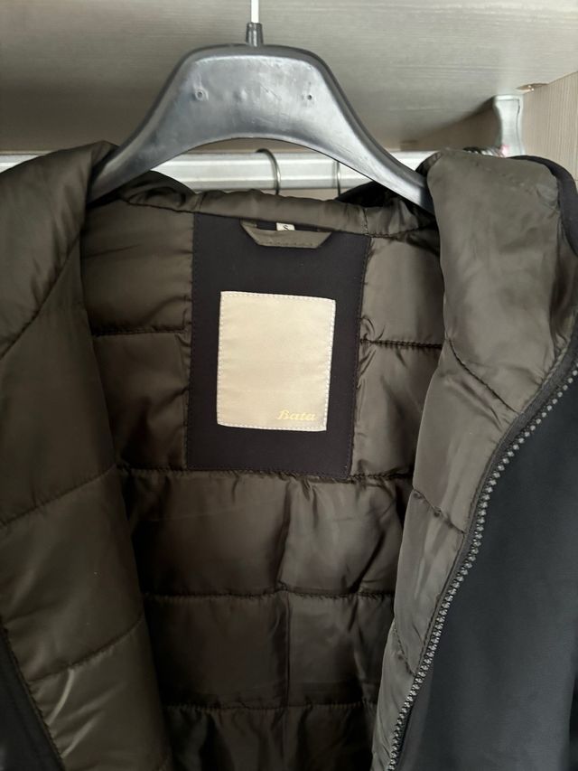 Giubbino da uomo nero con cappuccio