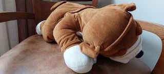 PELUCHE DE PERRO APOYADO EN UN COJÍN