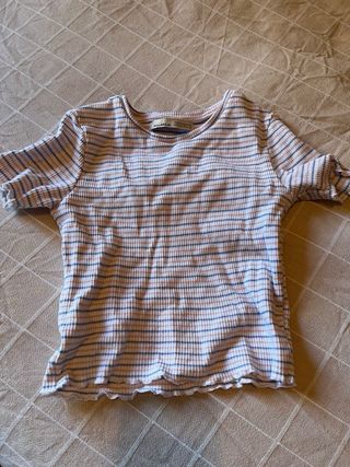 Camiseta blanca con rayas