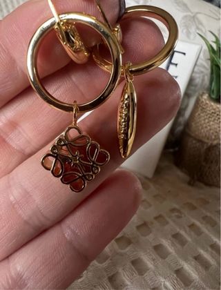 Pendientes asimétricos anagrama Loewe