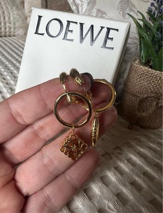 Pendientes asimétricos anagrama Loewe