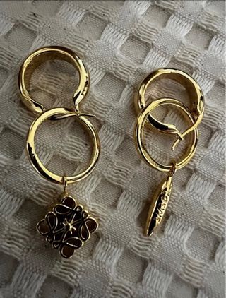 Pendientes asimétricos anagrama Loewe