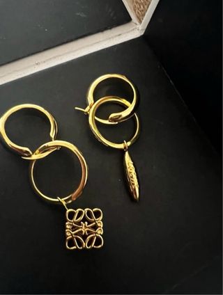 Pendientes asimétricos anagrama Loewe