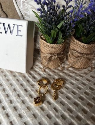 Pendientes asimétricos anagrama Loewe