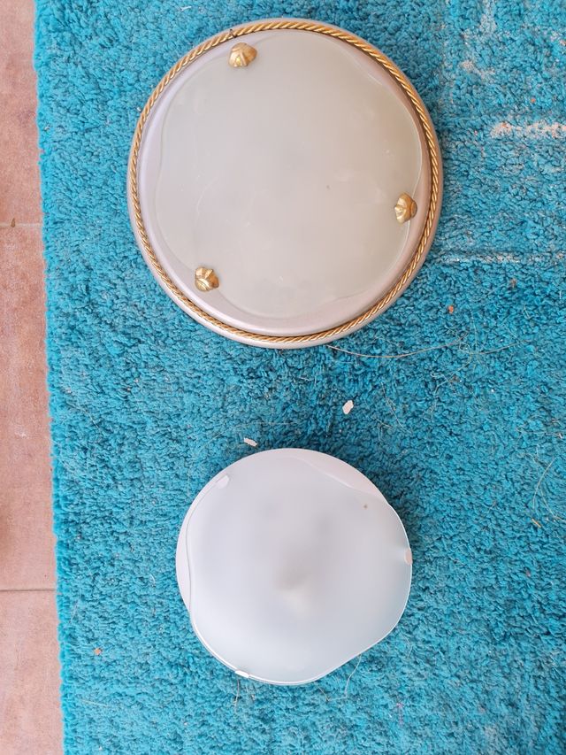 Lampade da soffitto leggere.