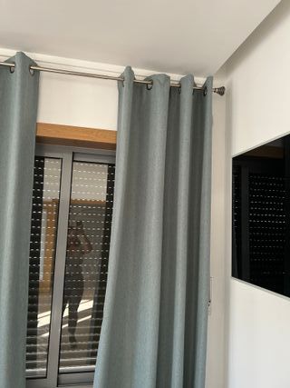 6 cortinados tecido opaco e 3 varões extensíveis