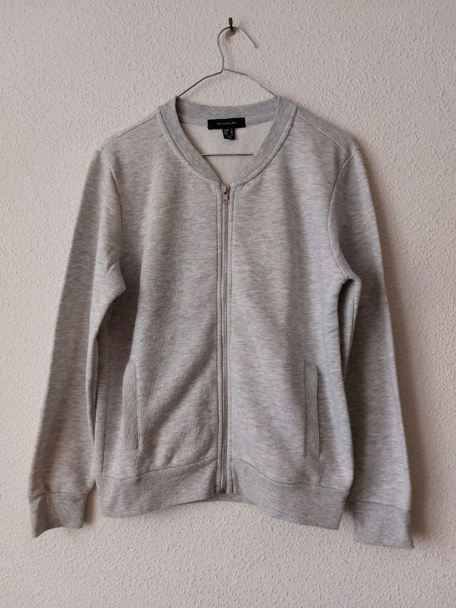 Chaqueta gris con bolsillos