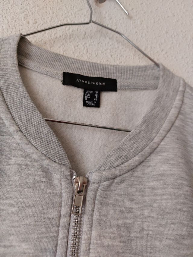 Chaqueta gris con bolsillos