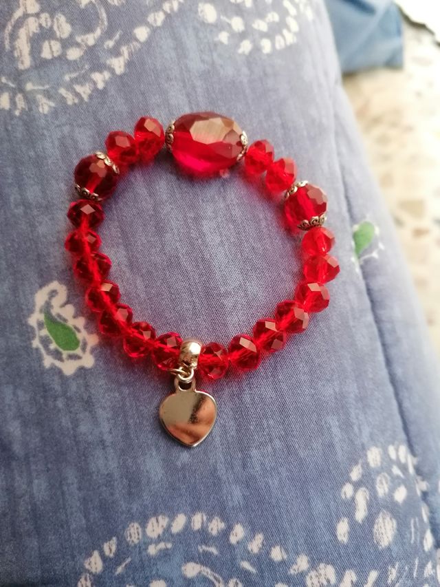 Braccialetto rosso con ciondolo