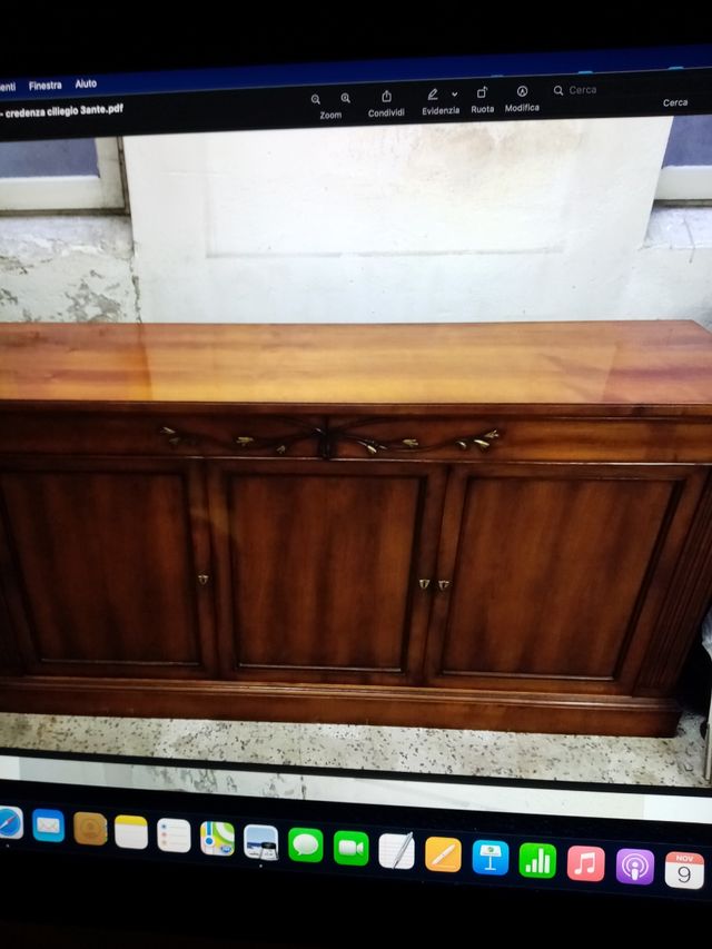 Credenza a tre ante in ciliegio