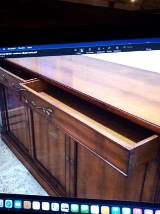 Credenza a tre ante in ciliegio