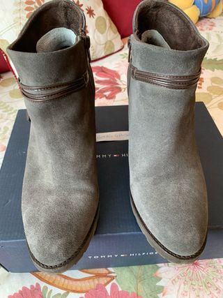 Botines de ante gris