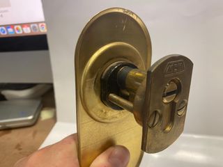 ESCUDO + CILINDRO PUERTA BLINDADA MCM