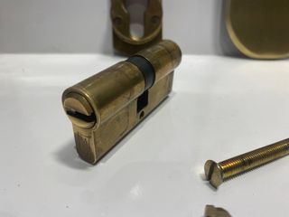 ESCUDO + CILINDRO PUERTA BLINDADA MCM