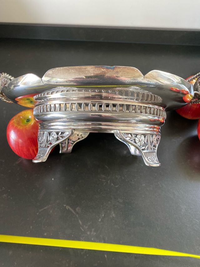 Cesta metal plateado con manzanas