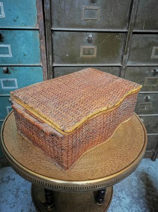 Costurero antiguo. Caja.