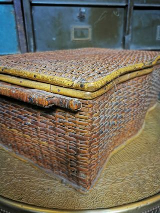 Costurero antiguo. Caja.