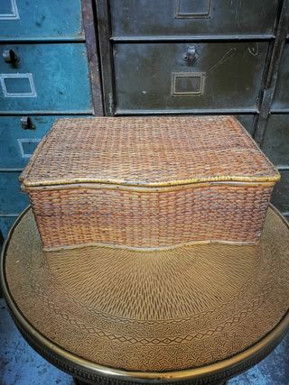 Costurero antiguo. Caja.