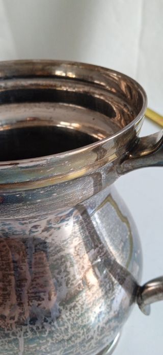 Antiguo jarrón en metal plateado de Almazan.