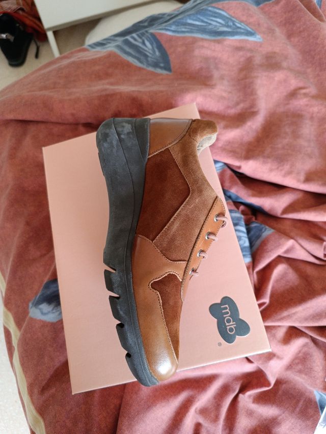 Zapatos cuero nuevos