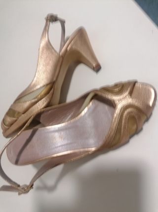 Sandalias doradas  fiesta.              