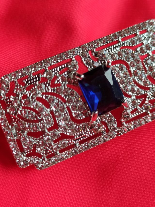 Elegante broche acero