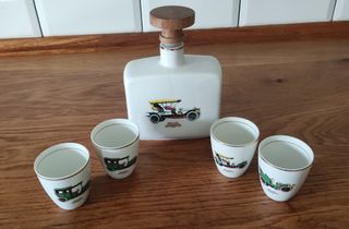 Licorera vintage y vasos de chupito