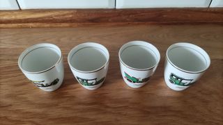 Licorera vintage y vasos de chupito