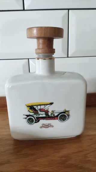 Licorera vintage y vasos de chupito