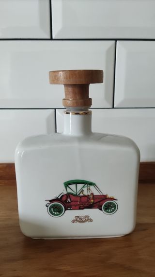 Licorera vintage y vasos de chupito