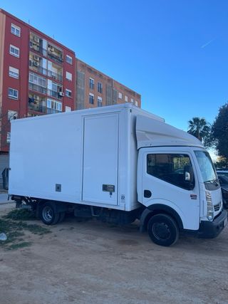Portes y trasteos camion con plataforma elevadora