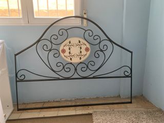 Cabecero de hiello forjado con flores decorativas