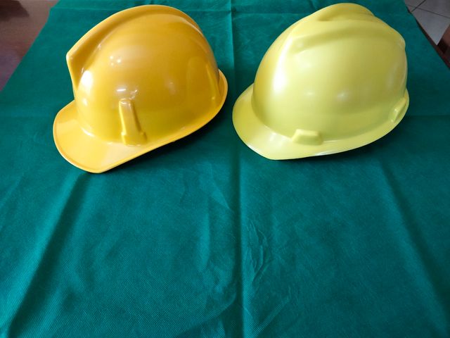 2 Caschetti da lavoro vintage